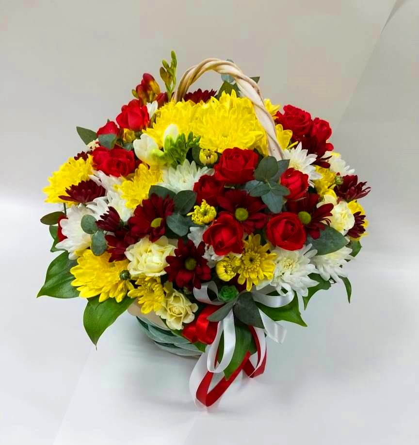 Цветочная композиция из Хризантемы и Розы в корзине в Новое Грешино