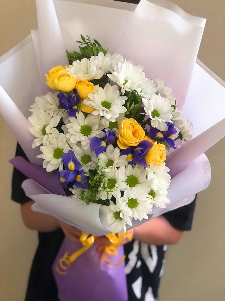 Букет цветов из: Ирисы, Хризантемы и Розы в Новое Грешино