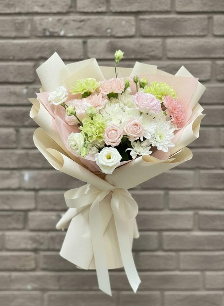 Букет цветов из: Гвоздики, Розы, Лизиантусы и Хризантемы в Новое Грешино