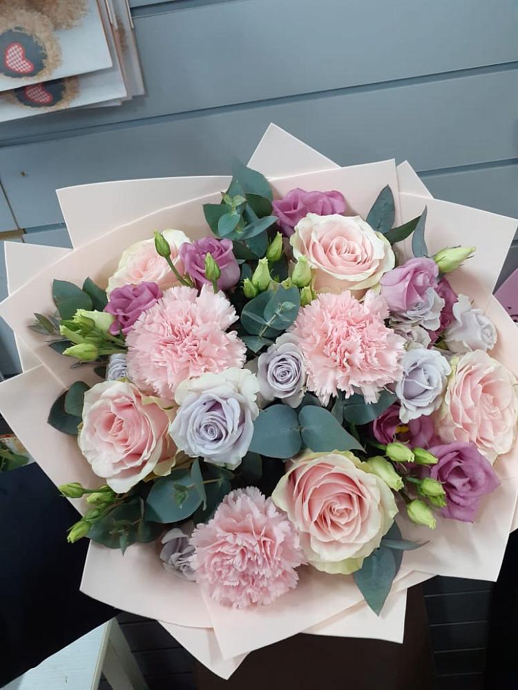 Букет цветов из: Розы, Гвоздики и Лизиантусы в Новое Грешино